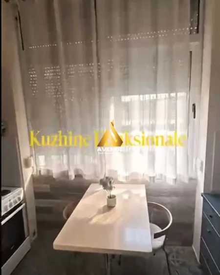 Tirane, jepet me qera 2+1 Kati 3, 80 m² 500 €