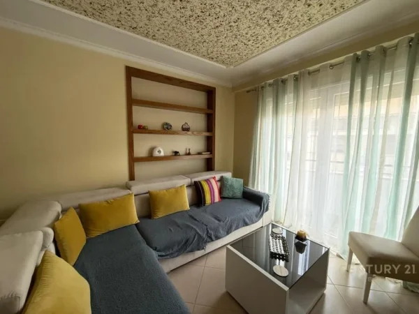 Tirane, jap me qera apartament 1+1 Kati 3, 84 m² 600 € (Komuna e Parisit)