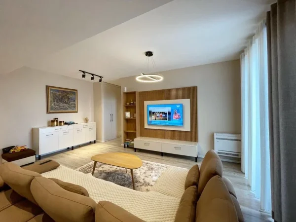 Tirane, jepet me qera apartament 2+1 Kati 8, 110 m² 800 € (Ish Parku.)