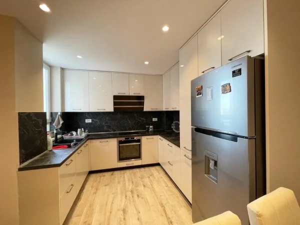 Tirane, jepet me qera apartament 2+1 Kati 8, 110 m² 800 € (Ish Parku.)