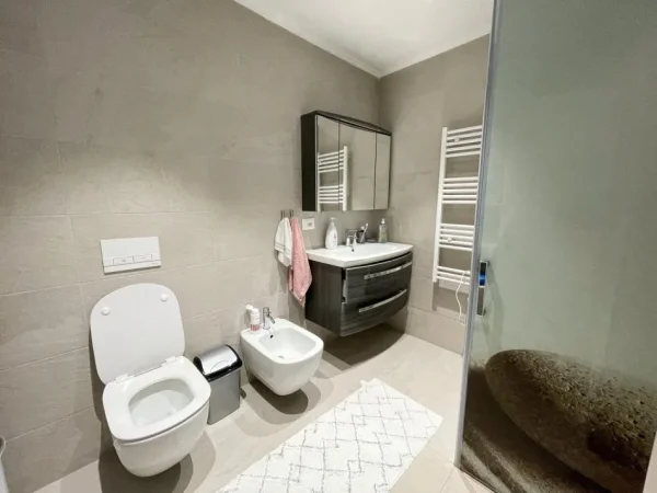 Tirane, jepet me qera apartament 2+1 Kati 8, 110 m² 800 € (Ish Parku.)