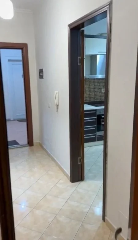 Tirane, jepet me qera apartament 1+1+Ballkon Kati 5, 70 m² 400 mije leke