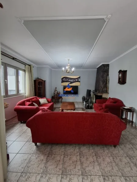 Tirane, jepet me qera apartament 3+1 Kati 2, 135 m² 800 € 