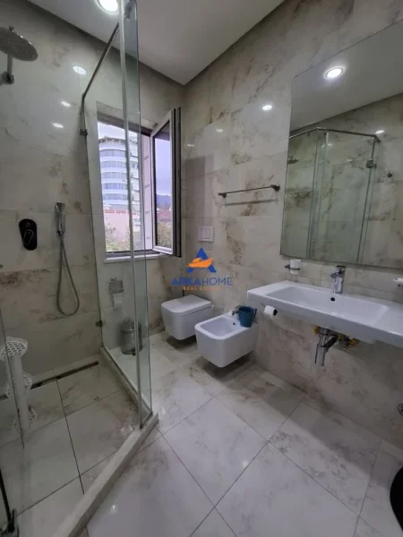 Tirane, jepet me qera apartament 3+1 Kati 2, 135 m² 800 € 