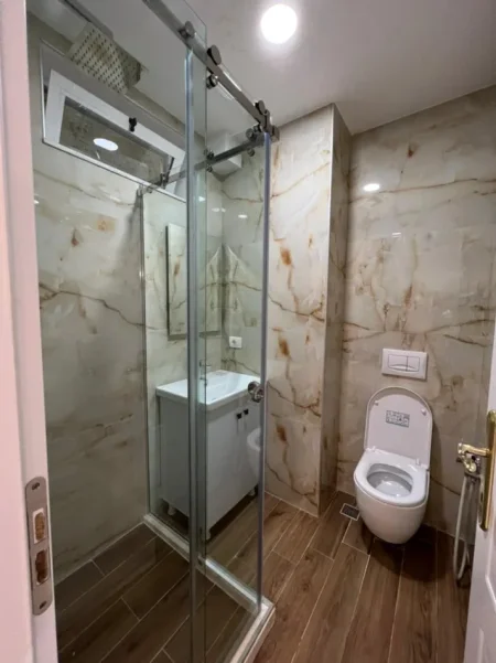 Tirane, jepet me qera apartament 2+1+Ballkon Kati 4, 110 m² 1.000 € (sheshi willson)