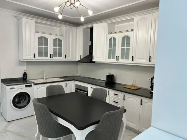 Tirane, jepet me qera apartament 2+1+Ballkon Kati 4, 110 m² 1.000 € (sheshi willson)