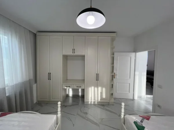 Tirane, jepet me qera apartament 2+1+Aneks+Ballkon Kati 4, 100 m² 1.000 €