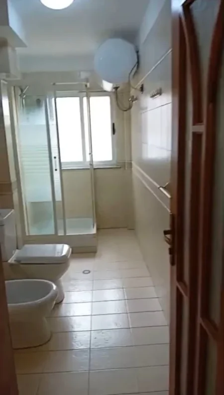 Tirane, jepet me qera apartament 2+1+Ballkon Kati 3, 85 m² 520€ (Xhamllik/Rr.Xhanfize Keko)