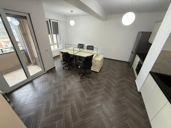Tirane, jepet me qera zyre Kati 9, 64 m² 800 € (MYSLYM SHYRI)