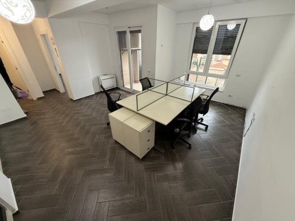 Tirane, jepet me qera zyre Kati 9, 64 m² 800 € (MYSLYM SHYRI)