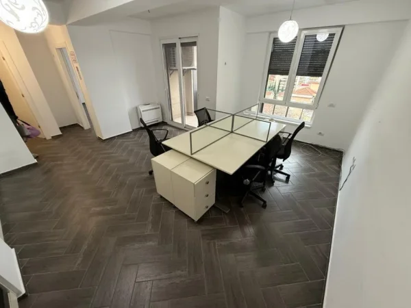 Tirane, jepet me qera zyre Kati 9, 64 m² 800 € (MYSLYM SHYRI)