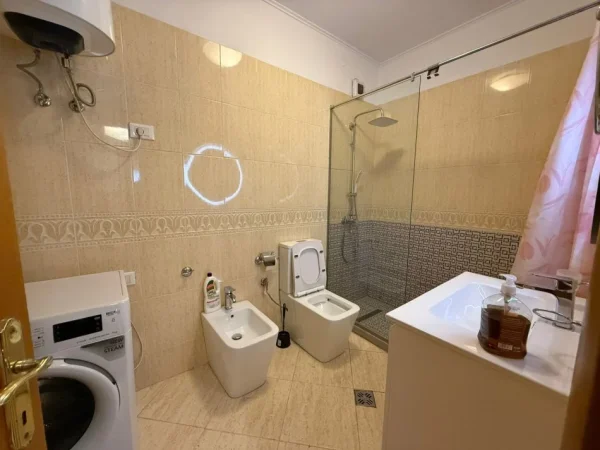 Tirane, jepet me qera apartament 2+1 Kati 5, 120 m² 900 € (Komuna e Parisit)