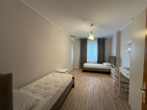 Tirane, jepet me qera apartament 2+1 Kati 5, 120 m² 900 € (Komuna e Parisit)