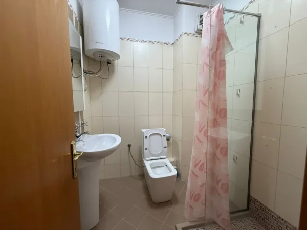 Tirane, jepet me qera apartament 2+1 Kati 5, 120 m² 900 € (Komuna e Parisit)