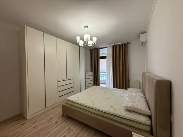 Tirane, jepet me qera apartament 2+1 Kati 5, 120 m² 900 € (Komuna e Parisit)