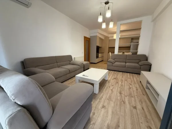 Tirane, jepet me qera apartament 2+1 Kati 5, 120 m² 900 € (Komuna e Parisit)