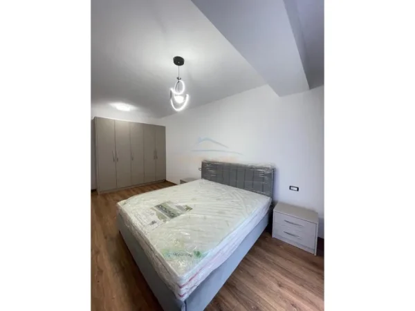 Tirane, jepet me qera apartament 1+1+Ballkon Kati 2, 91 m² 700 € (KODRA E DIELLIT)