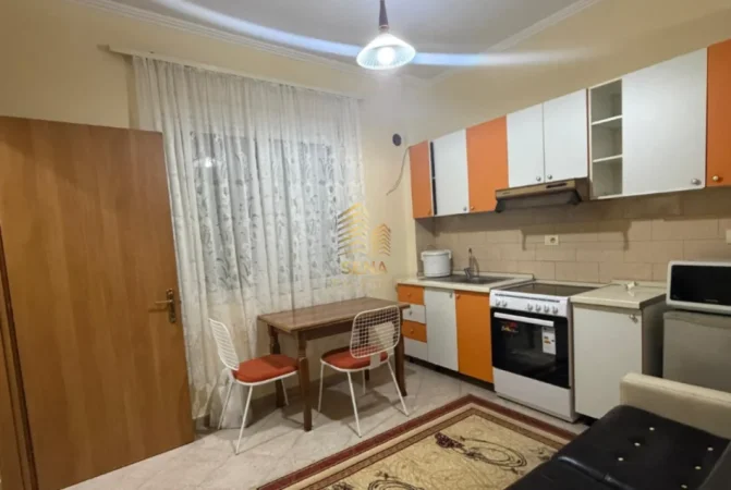 Tirane, jepet me qera apartament 1+1+Ballkon Kati 1, 50 m² 350 € (Brryli)
