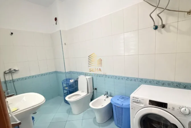 Tirane, jepet me qera apartament 1+1+Ballkon Kati 1, 50 m² 350 € (Brryli)