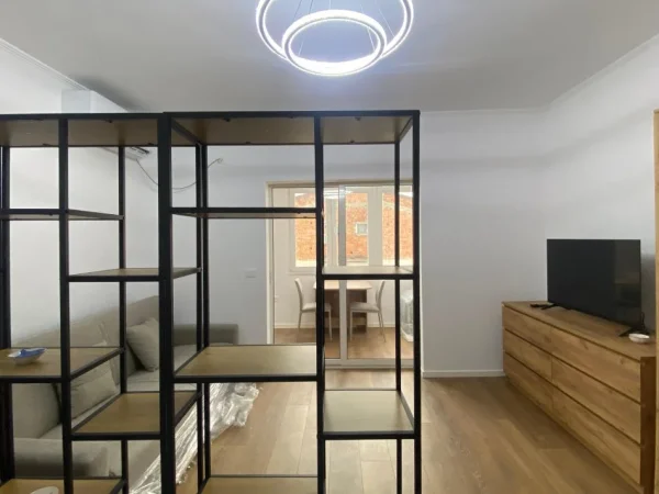 Tirane, jepet me qera apartament 1+1 Kati 5, 40 m² 500 € (Someg)