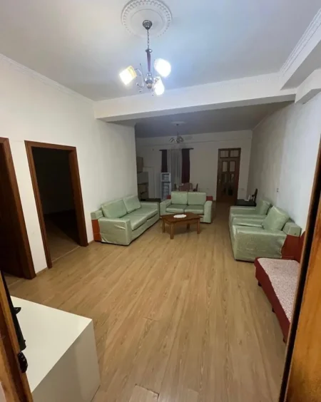 Tirane, jepet me qera apartament 2+1 Kati 1, 105 m² 370 € 