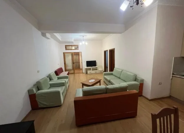 Tirane, jepet me qera apartament 2+1 Kati 1, 105 m² 370 € 
