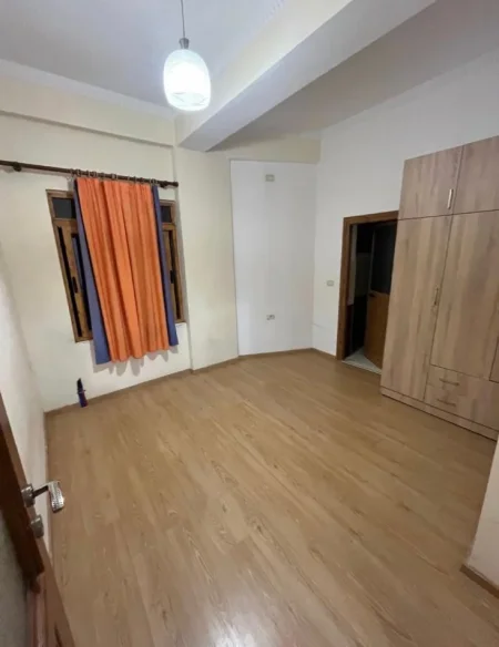 Tirane, jepet me qera apartament 2+1 Kati 1, 105 m² 370 € 