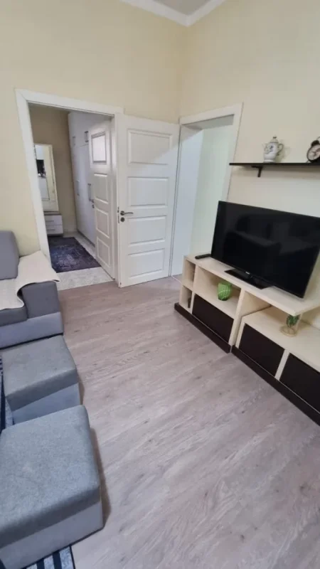 Tirane, jepet me qera shtepi 2+1+Ballkon Kati 2, 85 m² 600 € (Rr. Frosina Plaku pas Hotel Mondial)