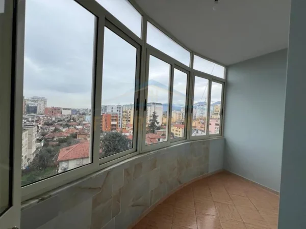 Tirane, jepet me qera apartament 1+1 Kati 8,