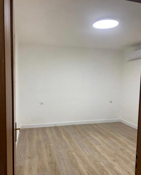 Tirane, jepet me qera zyre Kati 1, 30 m² 370 € (Rr. Mujo Ulqinaku ne dalje te Myslym Shyrit)