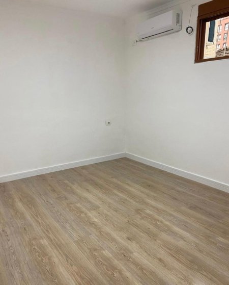 Tirane, jepet me qera zyre Kati 1, 30 m² 370 € (Rr. Mujo Ulqinaku ne dalje te Myslym Shyrit)
