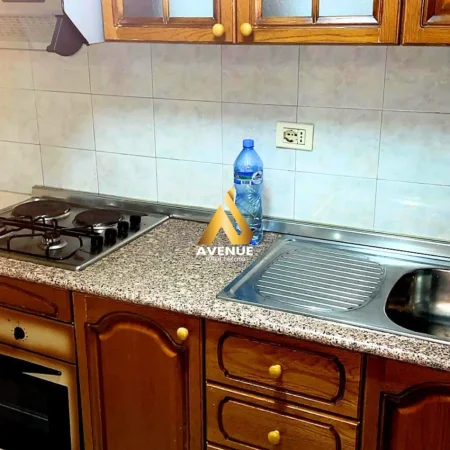 Tirane, jepet me qera apartament 1+1 Kati 5, 60 m² 450 € 