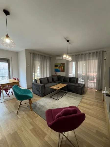 Tirane, jepet me qera apartament 2+1+Aneks+Ballkon Kati 5, 116 m² 1.000 € (Rruga Kavajes)