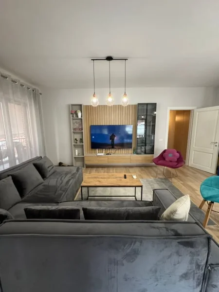 Tirane, jepet me qera apartament 2+1+Aneks+Ballkon Kati 5, 116 m² 1.000 € (Rruga Kavajes)