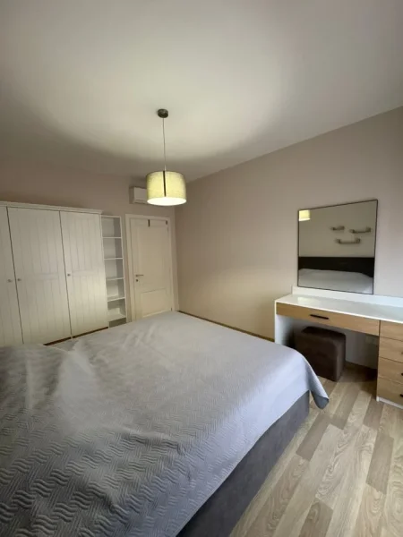 Tirane, jepet me qera apartament 2+1+Aneks+Ballkon Kati 5, 116 m² 1.000 € (Rruga Kavajes)