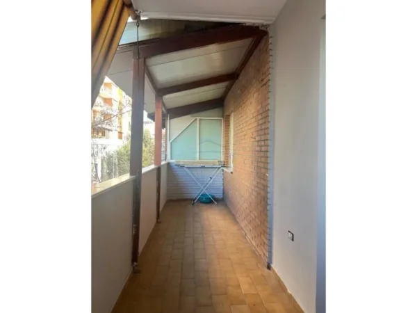 Tirane, jepet me qera apartament 3+1 Kati 7, 115 m² 700 € (Komuna e Parisit)