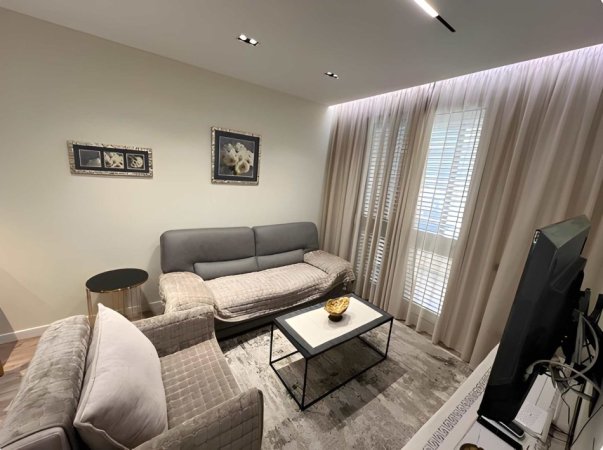 Tirane, jepet me qera apartament 1+1+Ballkon Kati 11, 850 m² 850 € (Në Qënder të Tiranës)