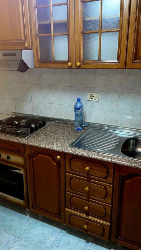 Tirane, jepet me qera apartament 1+1+Ballkon Kati 5, 70 m² 450 € 