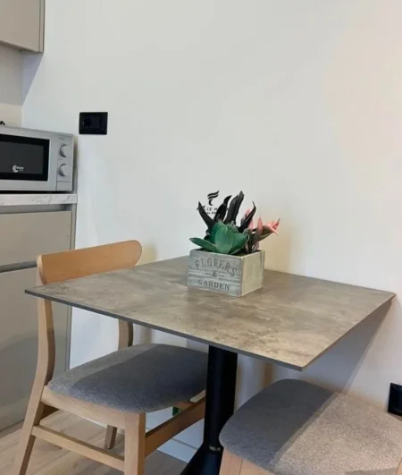 SHITEN 3 APARTAMENTE RRUGA E BARRIKADAVE 40.000.000 LEKE