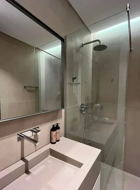 SHITEN 3 APARTAMENTE RRUGA E BARRIKADAVE 40.000.000 LEKE