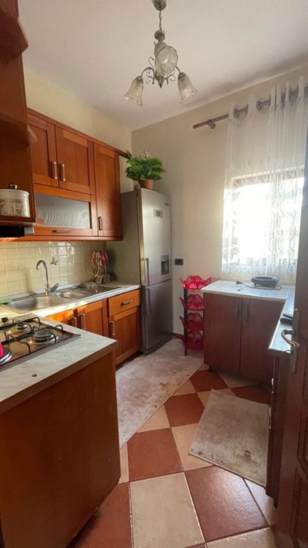 Tirane, jepet me qera apartament 2+1+Ballkon Kati 2, 145 m² 400 € 