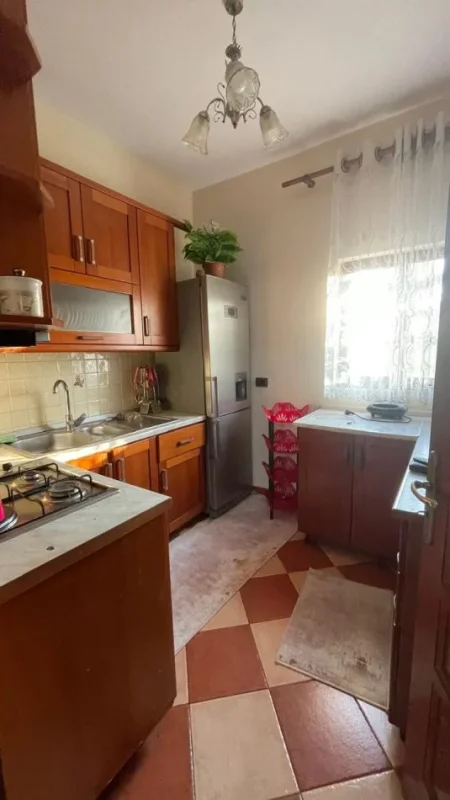 Tirane, jepet me qera apartament 2+1+Ballkon Kati 2, 145 m² 400 € 