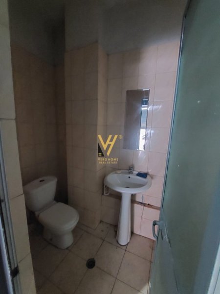 Tirane, jepet me qera dyqan Kati 0, 86 m² 600 € (YZBERISHT)
