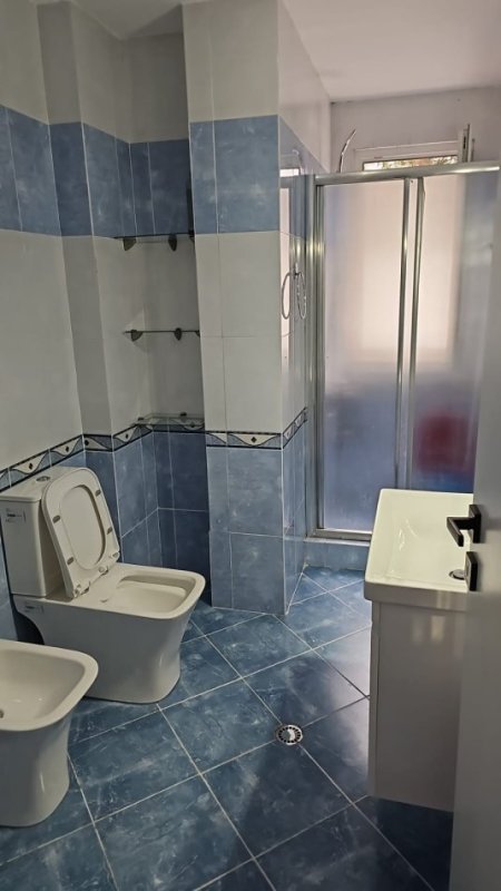 Tirane, jepet me qera apartament 2+1+Ballkon Kati 2, 100 m² 550 €