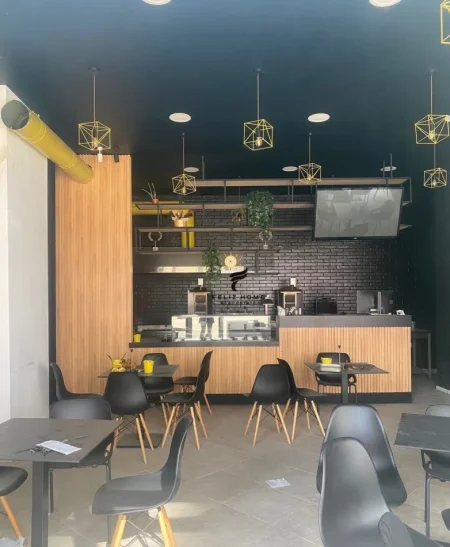 Tirane, shitet dyqan Kati 0, 86 m² 260.000 € (FUSHA E AVIACIONIT)