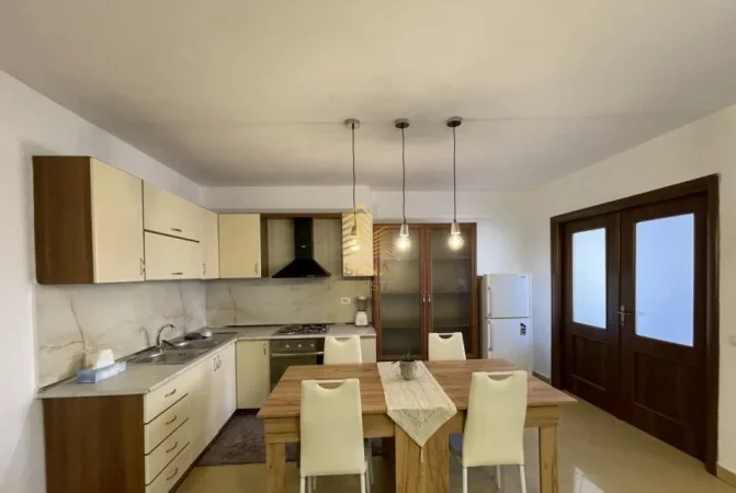 Tirane, jepet me qera apartament 2+1+Ballkon Kati 4, 83 m² 750 € (Qender, pas 15 kateshit)