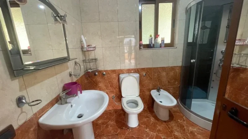 Tirane, jepet me qera apartament 2+1+Ballkon Kati 2, 145 m² 400 € 