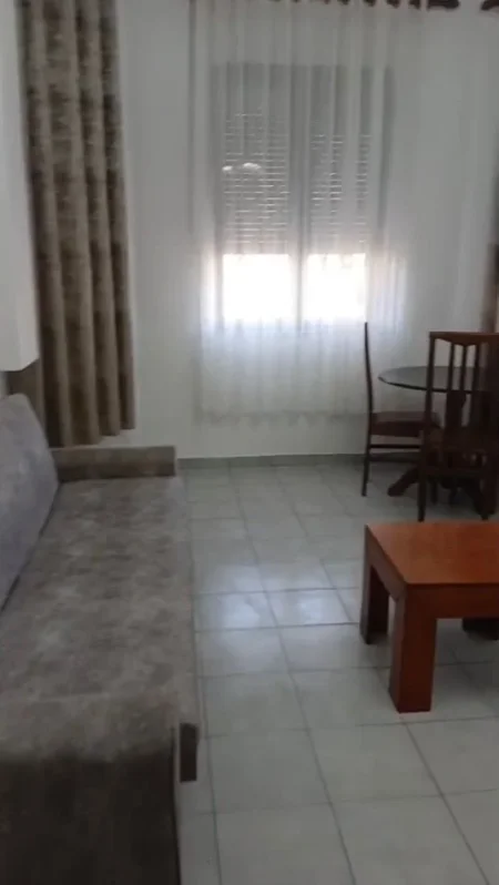 Tirane, jepet me qera apartament 1+1 Kati 4, 650 € (Kafe Roma)