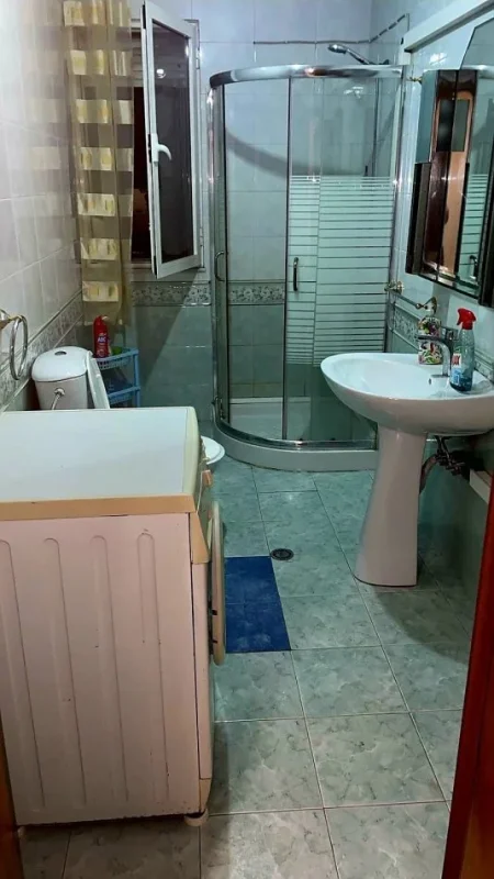 Tirane, jepet me qera apartament 1+1+Ballkon Kati 5, 70 m² 450 € 