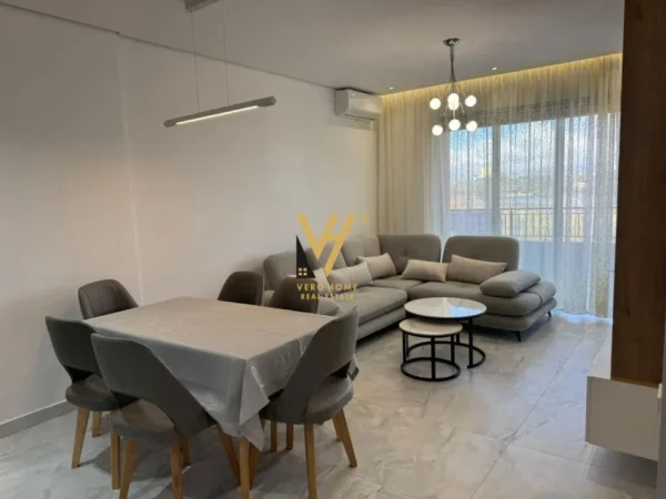 Tirane, jepet me qera apartament 1+1+Ballkon Kati 2, 85 m² 900 € (LIQENI I THATE)